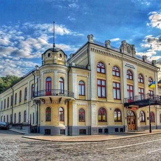 Національна філармонія України шукає начальника юридичного сектору.